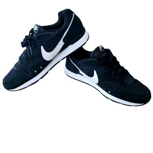 Nike Venture Runner Men's Size 10.5 (Run small,)EUC Running Shoes